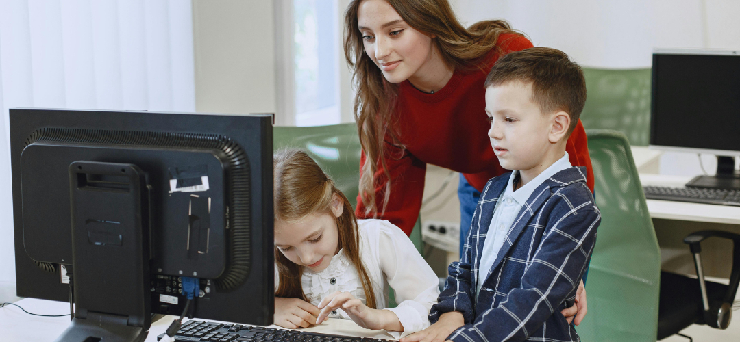 O professor na era digital: a importância do treinamento na adoção de novas tecnologias