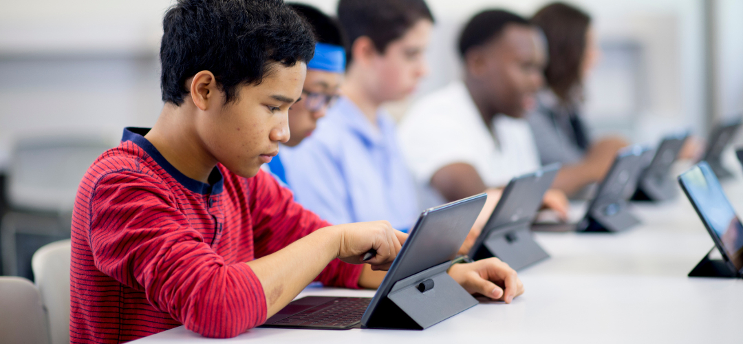 Digitalização das escolas municipais: tecnologia, formação e resultados educacionais