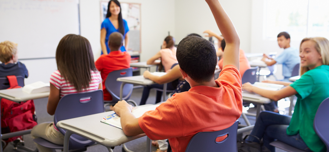 Escola em tempo integral: como a lousa digital transforma a jornada